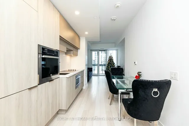 Additional image 7 of 39 Roehampton Ave Unit 1301