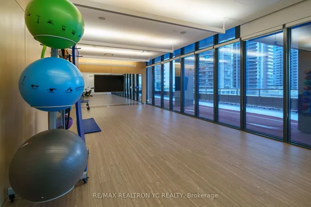 Additional image 28 of 19 Western Battery Rd Unit 1816