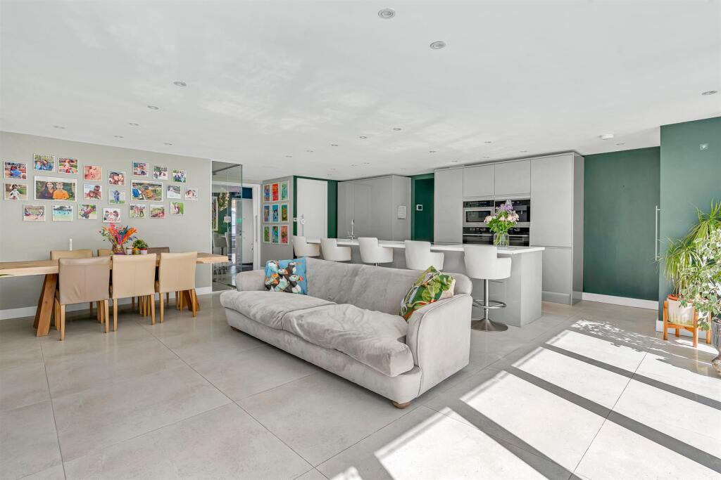 Additional image 6 of The Avenue, Welwyn