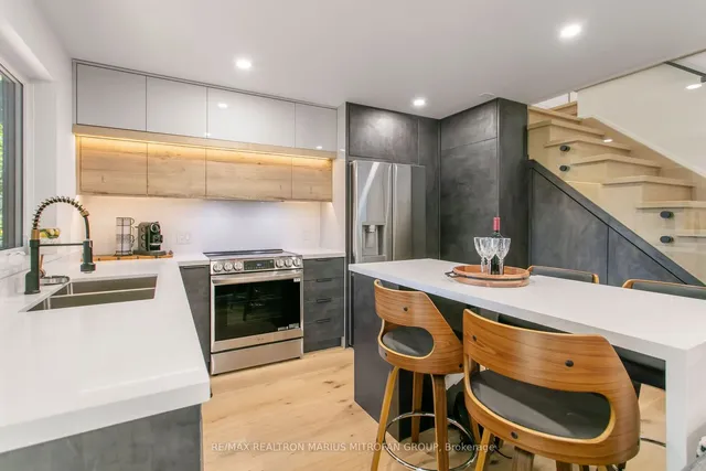 Additional image 25 of 21 Toynbee Tr