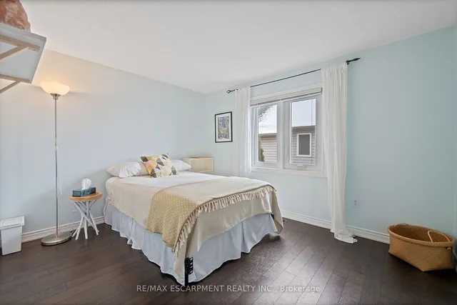 Additional image 26 of 45 STRATHROY Cres