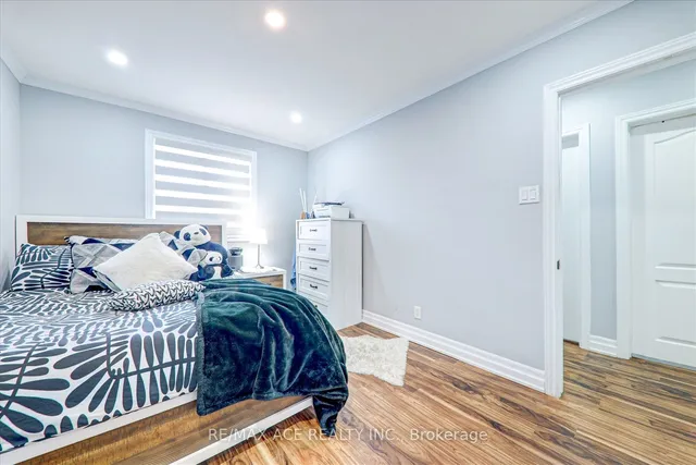 Additional image 16 of 121 Cultra Sq