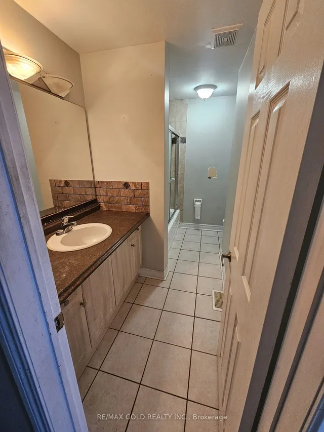 Additional image 11 of 29 Town House Cres Unit 29