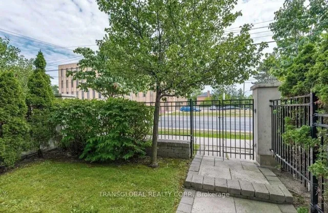 Additional image 23 of 3840 Bathurst St Unit 107