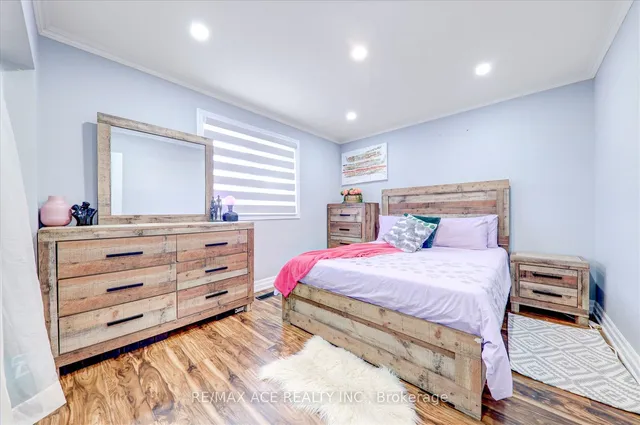 Additional image 17 of 121 Cultra Sq