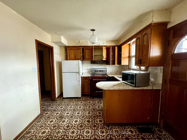 Additional image 10 of 684 Manning Ave