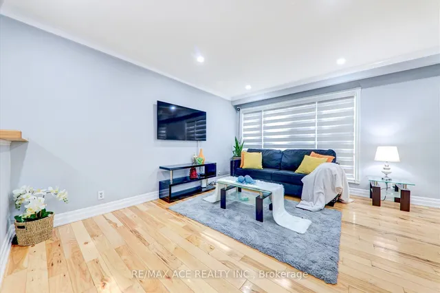 Additional image 12 of 121 Cultra Sq