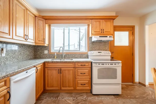 Additional image 17 of 44 CAPILANO Dr