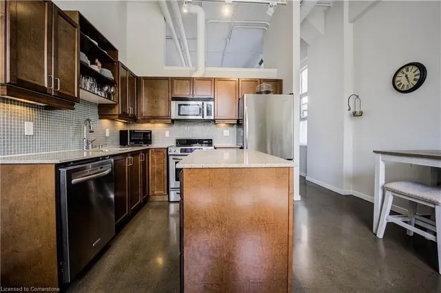 Additional image 15 of 404 King St Unit 102