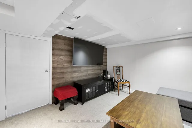 Additional image 24 of 53 1/2 Robins Ave