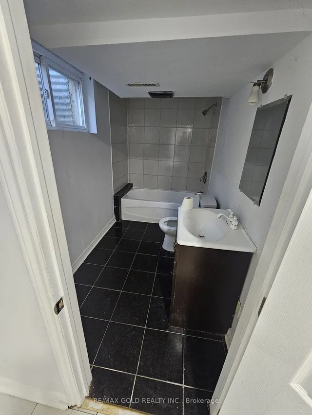 Additional image 13 of 29 Town House Cres Unit 29