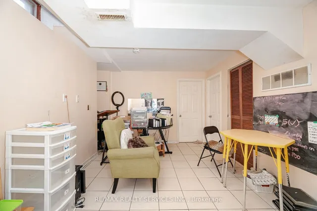 Additional image 32 of 12 Courtleigh Sq