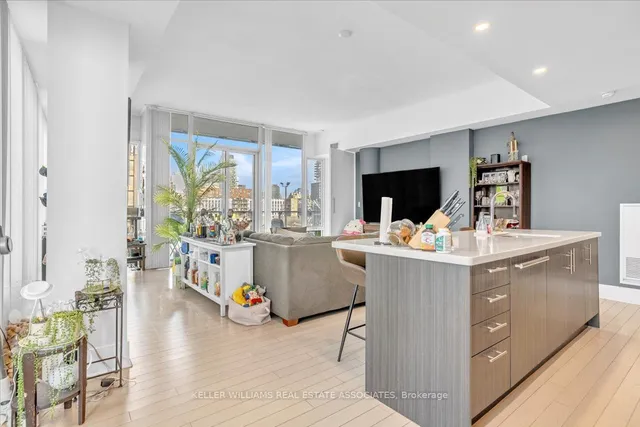 Additional image 17 of 29 Queens Quay Unit 323