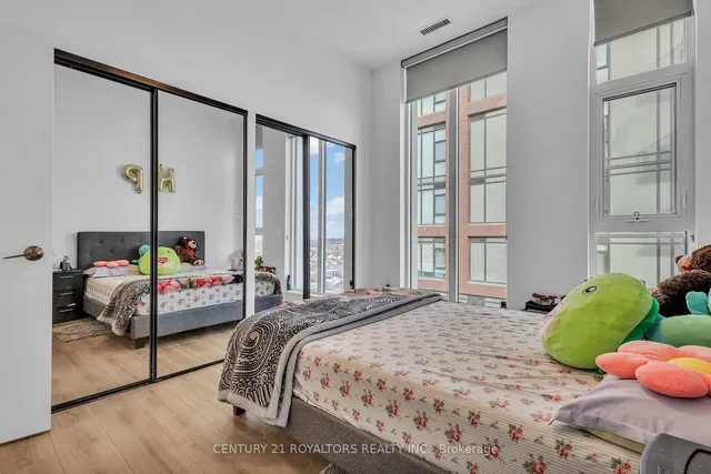 Additional image 20 of 10 Lagerfeld Dr