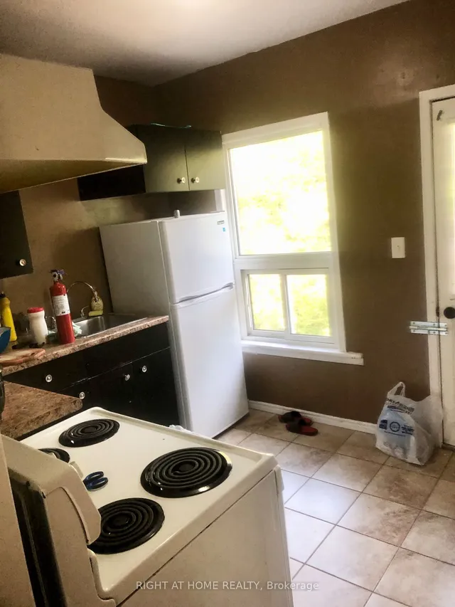 Additional image 26 of 24 Spadina Ave