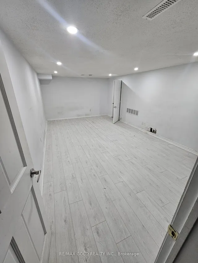 Additional image 12 of 29 Town House Cres Unit 29