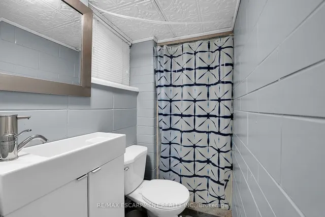 Additional image 27 of 53 1/2 Robins Ave