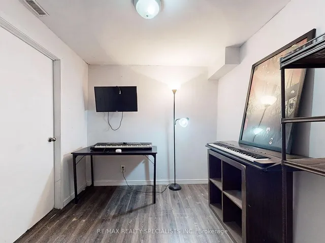 Additional image 31 of 8 Stephensen Crt