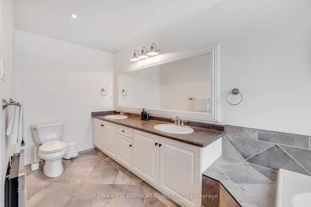 Additional image 24 of 45 STRATHROY Cres