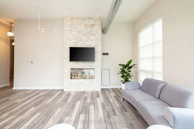 Additional image 4 of 380 Macpherson Ave Unit 306