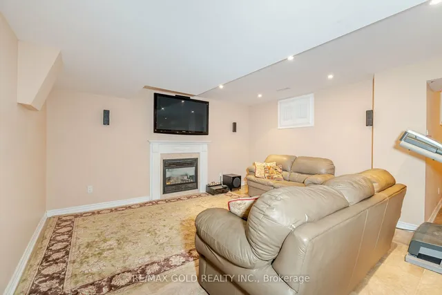 Additional image 34 of 36 Quatro Cres
