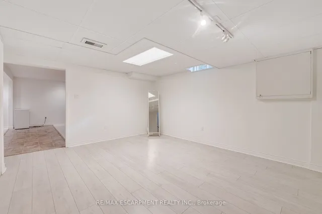 Additional image 32 of 45 STRATHROY Cres