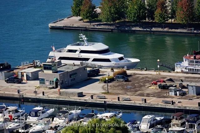 Additional image 30 of 35 Mariner Terr Unit 3702