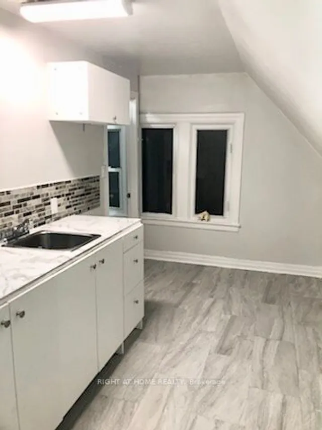 Additional image 33 of 24 Spadina Ave