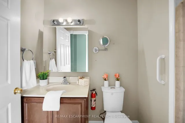 Additional image 19 of 3000 Creekside Dr Unit 807