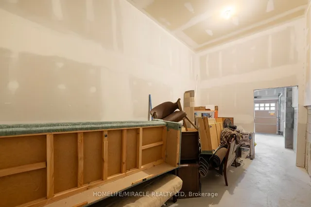 Additional image 30 of 35 Fresnel Rd