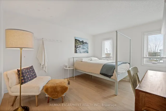 Additional image 27 of 45 STRATHROY Cres