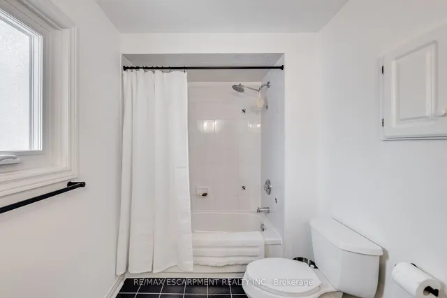 Additional image 30 of 45 STRATHROY Cres