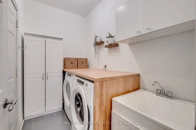 Additional image 31 of 45 STRATHROY Cres