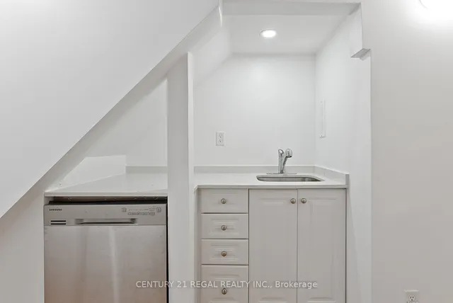 Additional image 37 of 228 St George St Unit 3