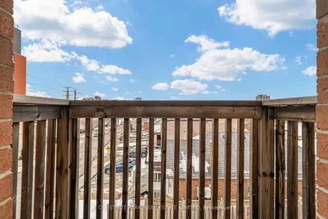 Additional image 16 of 2431 Dufferin St