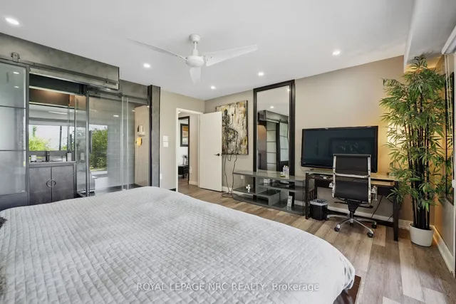 Additional image 32 of 33 LESLIE Dr