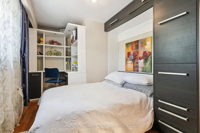 Additional image 17 of 21 Toynbee Tr