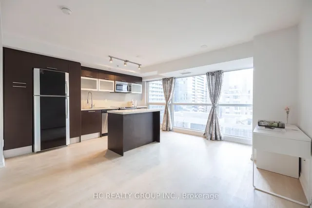 386 Yonge St Unit 819