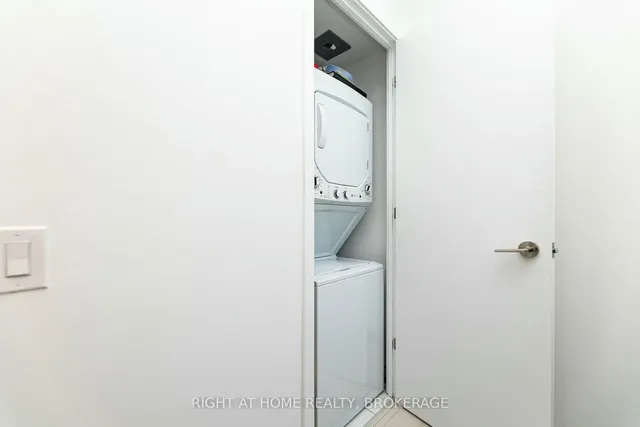 Additional image 19 of 39 Roehampton Ave Unit 1301