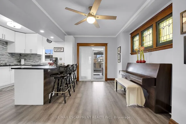 Additional image 10 of 53 1/2 Robins Ave