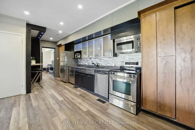 Additional image 27 of 33 LESLIE Dr