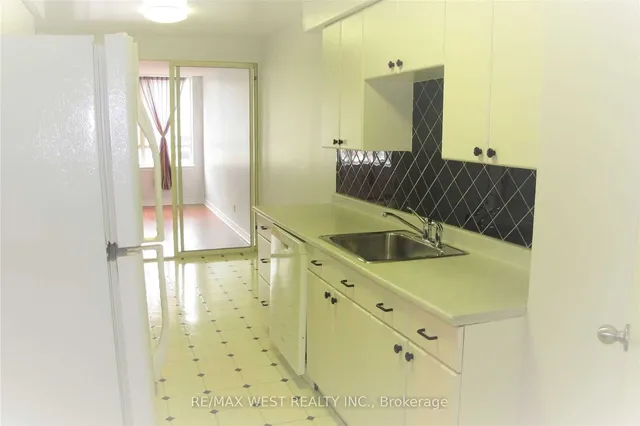 Additional image 10 of 633 Bay St Unit 516