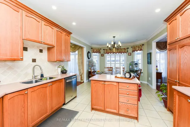 Additional image 11 of 37 Bluffwood Cres