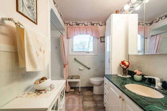 Additional image 33 of 25 Blanche Crt