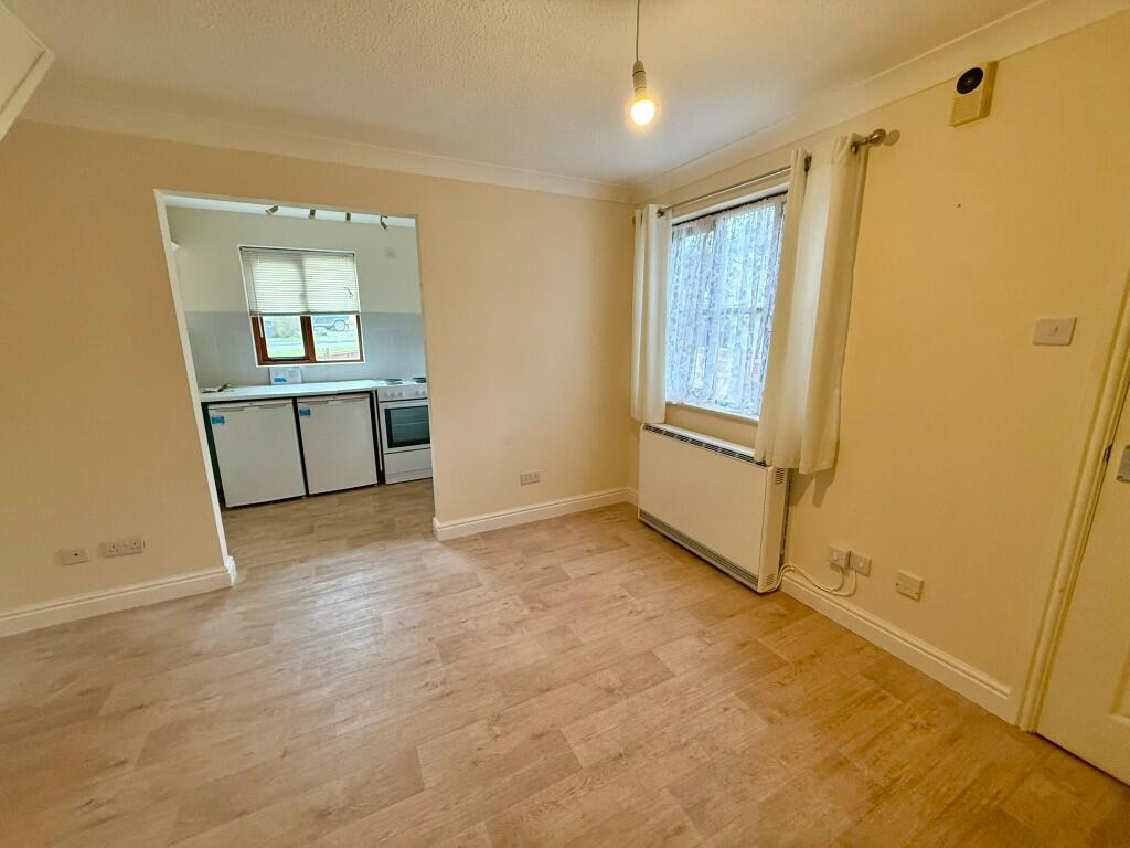 Additional image 4 of Henstridge