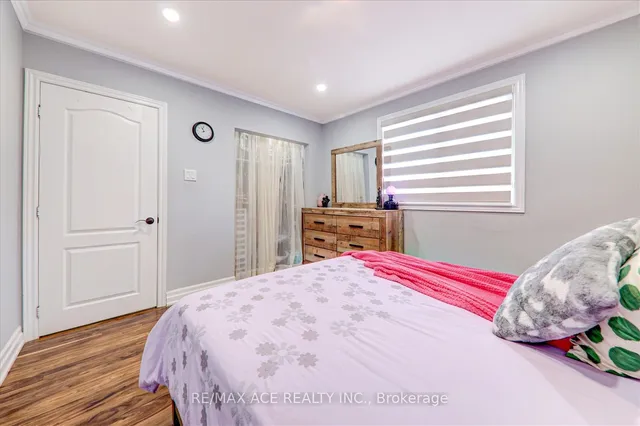 Additional image 18 of 121 Cultra Sq