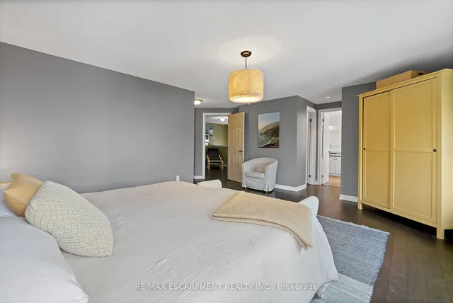 Additional image 23 of 45 STRATHROY Cres