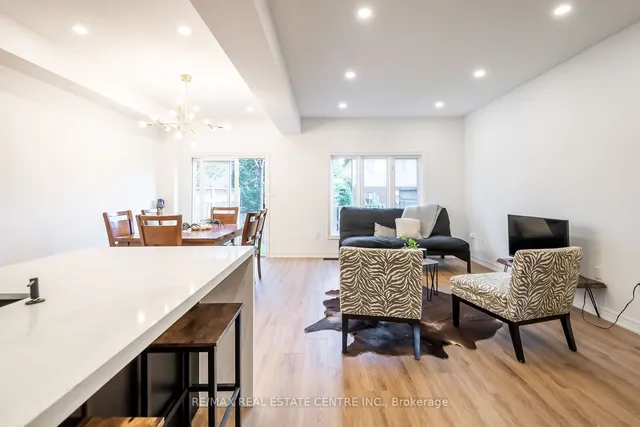 Additional image 4 of 370 Stonehenge Dr Unit 19