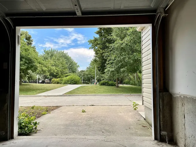 Additional image 33 of 17 Brick Crt