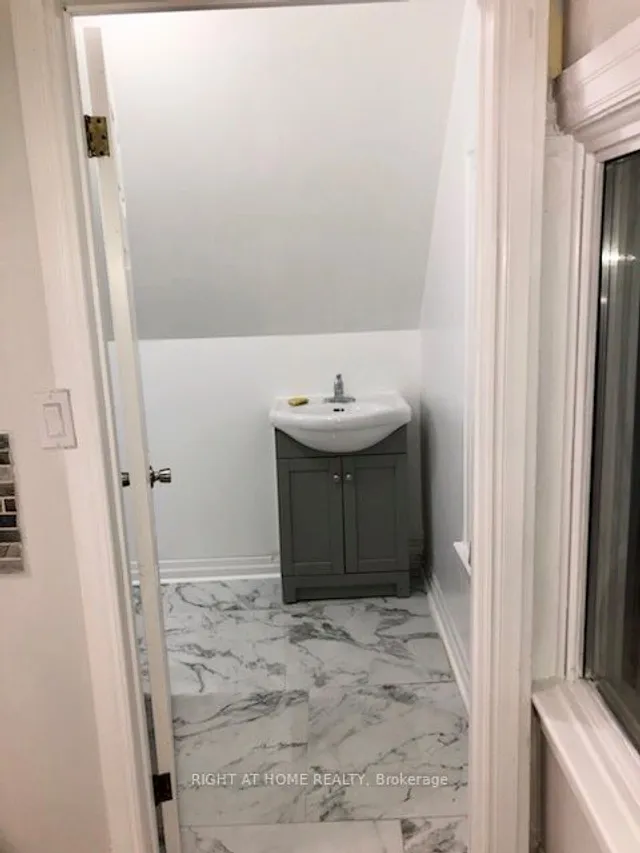 Additional image 12 of 24 Spadina Ave